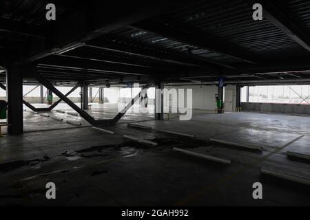 Bucarest, Romania - 29 luglio 2021: Parcheggio vuoto multilivello. Foto Stock