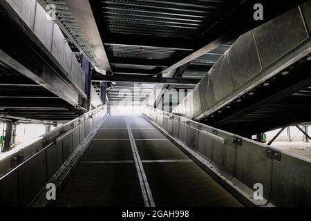 Bucarest, Romania - 29 luglio 2021: Parcheggio vuoto multilivello. Foto Stock