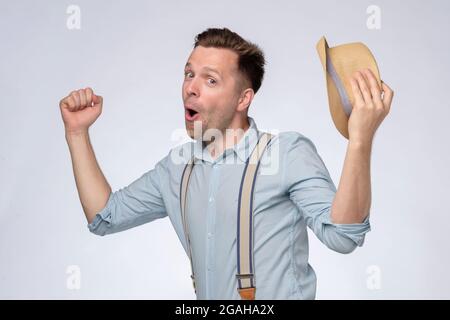 L'uomo eccitato con le mani pugno sollevato gesto, celebrando il suo successo. Foto Stock