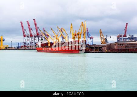 Odessa, Ucraina - 13 ottobre 2016: Gru per container nel terminal portuale cargo, gru cargo senza lavoro in un porto vuoto. Una crisi. Par. Predefinito Foto Stock