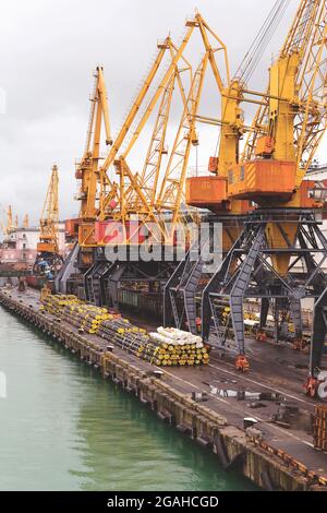 Odessa, Ucraina - 13 ottobre 2016: Gru per container nel terminal portuale cargo, gru cargo senza lavoro in un porto vuoto. Una crisi. Par. Predefinito Foto Stock