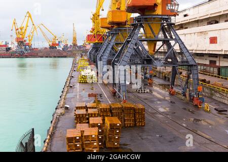 Odessa, Ucraina - 13 ottobre 2016: Gru per container nel terminal portuale cargo, gru cargo senza lavoro in un porto vuoto. Una crisi. Par. Predefinito Foto Stock