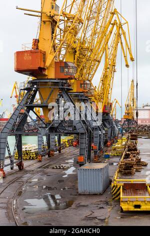 Odessa, Ucraina - 13 ottobre 2016: Gru per container nel terminal portuale cargo, gru cargo senza lavoro in un porto vuoto. Una crisi. Par. Predefinito Foto Stock