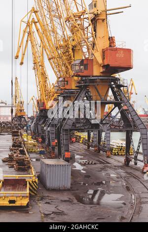 Odessa, Ucraina - 13 ottobre 2016: Gru per container nel terminal portuale cargo, gru cargo senza lavoro in un porto vuoto. Una crisi. Par. Predefinito Foto Stock