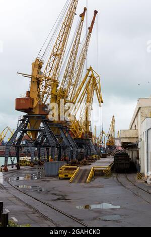 Odessa, Ucraina - 13 ottobre 2016: Gru per container nel terminal portuale cargo, gru cargo senza lavoro in un porto vuoto. Una crisi. Par. Predefinito Foto Stock