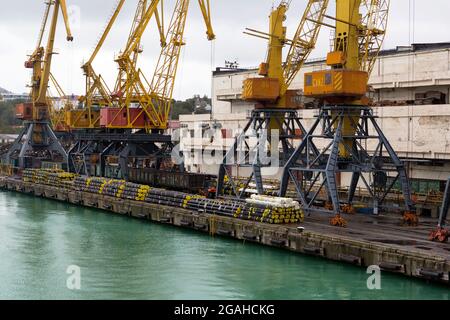 Odessa, Ucraina - 13 ottobre 2016: Gru per container nel terminal portuale cargo, gru cargo senza lavoro in un porto vuoto. Una crisi. Par. Predefinito Foto Stock