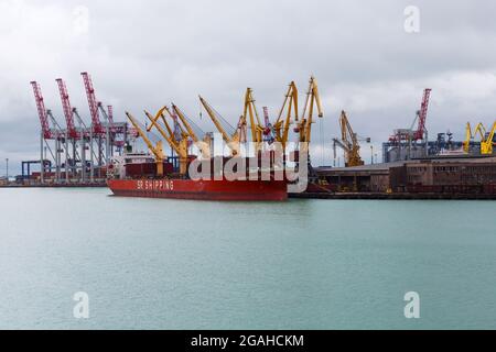 Odessa, Ucraina - 13 ottobre 2016: Gru per container nel terminal portuale cargo, gru cargo senza lavoro in un porto vuoto. Una crisi. Par. Predefinito Foto Stock