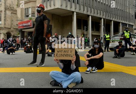 Kuala Lumpur, Malesia. 31 luglio 2021. Il manifestante tiene un cartello durante la protesta di Lawan a Kuala Lumpur per chiedere le dimissioni del primo ministro malese Muhyiddin Yassin. (Credit Image: © Kepy/ZUMA Press Wire) Foto Stock