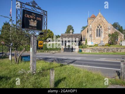 la corona in una chiesa parrocchiale nel villaggio di chiddingfold in surrey Foto Stock