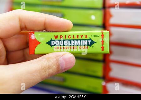 Tyumen, Russia-08 giugno 2021: DOUBLEMINT e Spearmint gomme da masticare prodotte da Wrigley. Logo Foto Stock