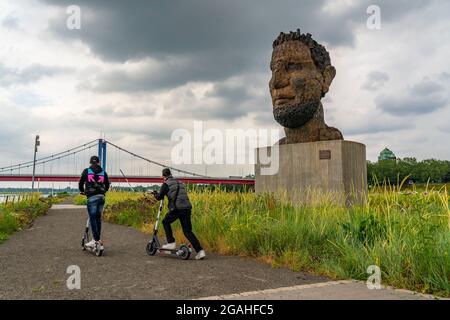 La scultura Echo di Poseidone, dal 2016, la scultura alta 10 m di Markus Lüpertz sorge sull'isola di Mercatore, la scultura è stata costruita a partire dal 75 i. Foto Stock