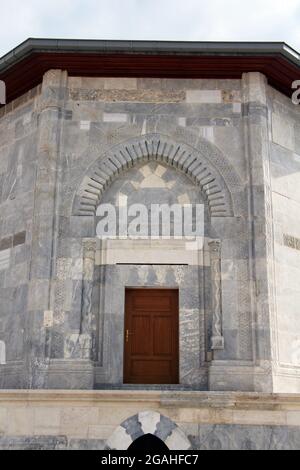La moschea di Alaeddin fu costruita nel XIII secolo durante il periodo dei Seljuk Anatoliani. La tomba fu costruita durante il periodo Seljuk. Konya, Turchia. Foto Stock