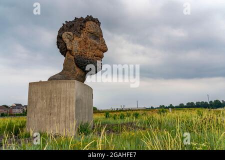 La scultura Echo di Poseidone, dal 2016, la scultura alta 10 m di Markus Lüpertz sorge sull'isola di Mercatore, la scultura è stata costruita a partire dal 75 i. Foto Stock