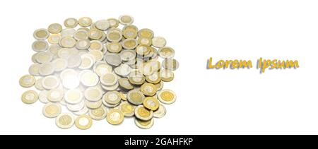 Monete di paesi diversi e denominazioni diverse su sfondo bianco. Monete europee e americane di paesi diversi primo piano, sole flare Foto Stock