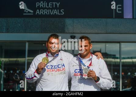 Praga, Repubblica Ceca. 31 luglio 2021. Jiri Liptak, medaglia d'oro, sinistra, e David Kostelecky medaglia d'argento con medaglie dopo l'arrivo all'aeroporto Vaclav Havel di Praga, Repubblica Ceca, il 31 luglio 2021. Entrambi gli sparatutto sportivi cechi hanno vinto le loro medaglie nel tiro con la trappola durante le Olimpiadi estive di Tokyo 2020, a Tokyo, Giappone. Credit: Roman Vondrous/CTK Photo/Alamy Live News Foto Stock