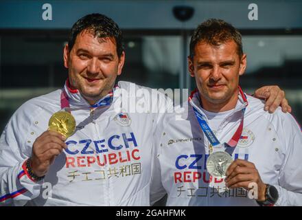 Praga, Repubblica Ceca. 31 luglio 2021. Jiri Liptak, medaglia d'oro, sinistra, e David Kostelecky medaglia d'argento con medaglie dopo l'arrivo all'aeroporto Vaclav Havel di Praga, Repubblica Ceca, il 31 luglio 2021. Entrambi gli sparatutto sportivi cechi hanno vinto le loro medaglie nel tiro con la trappola durante le Olimpiadi estive di Tokyo 2020, a Tokyo, Giappone. Credit: Roman Vondrous/CTK Photo/Alamy Live News Foto Stock