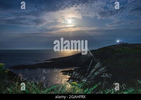 Faro di Galley Head, Co. Cork, di notte. Foto Stock