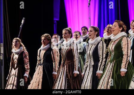 Bucarest, Romania - 27 luglio 2021: Il coro nazionale rumeno Madrigal (Corul Madrigal) suona sul palco dell'Opera rumena. Foto Stock