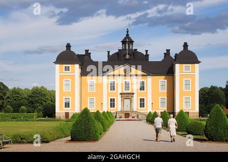 Stromsholm, Svezia - 19 luglio 2021: Persone che visitano il palazzo reale di Stromsholm saccheggiato nella provincia di Vastmanland. Foto Stock