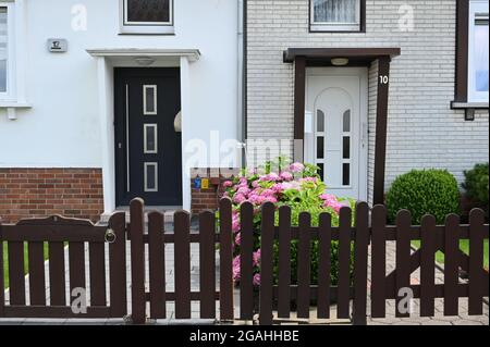 Porte anteriori di una casa semi-indipendente della fine degli anni '50 Foto Stock