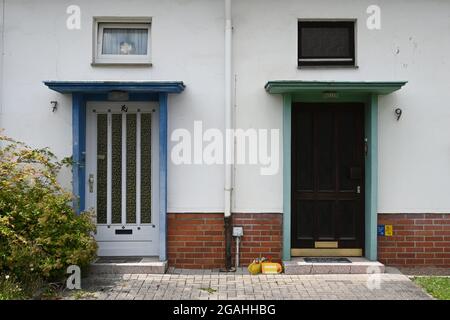 Porte anteriori di una casa semi-indipendente della fine degli anni '50 Foto Stock