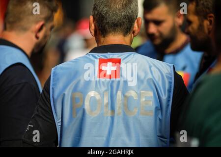 Bucarest, Romania - 28 giugno 2021: Poliziotto svizzero per le strade di Bucarest durante una partita di calcio. Foto Stock