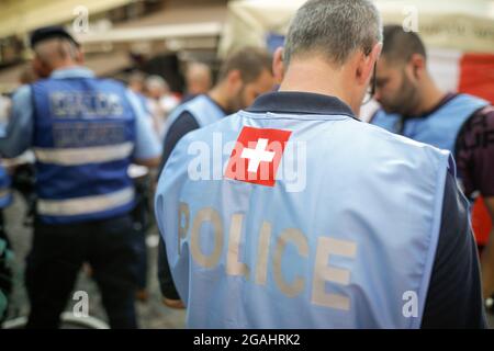 Bucarest, Romania - 28 giugno 2021: Poliziotto svizzero per le strade di Bucarest durante una partita di calcio. Foto Stock