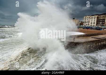 Brighton, 30 luglio 2021: Storm Evert batte la costa di Brighton in alta marea questo pomeriggio, come i visitatori sopportati e goduto il crashin delle onde Foto Stock