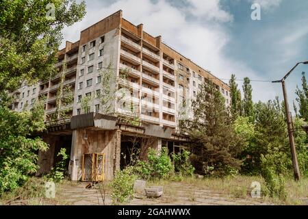 Abbandonati edifici sovietici in decadimento nella città di Pripyat, Ucraina - evacuati dopo il disastro di Chernobyl Foto Stock