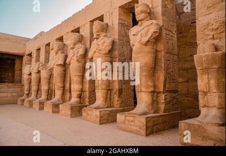 Statue sorprendenti all'interno del complesso del Tempio di Karnak a Luxor, Egitto Foto Stock