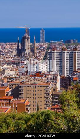 Barcellona, Spagna - 12 aprile 2021 - veduta verticale aerea dello skyline del centro di Barcellona con il Mediterraneo sullo sfondo Foto Stock