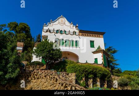 Barcellona, Spagna - 12 aprile 2021 - la famosa Casa Trias all'interno del Parc Guell Foto Stock