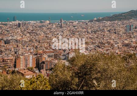 Barcellona, Spagna - 12 aprile 2021 - veduta aerea dello skyline del centro di Barcellona con il Mediterraneo sullo sfondo Foto Stock