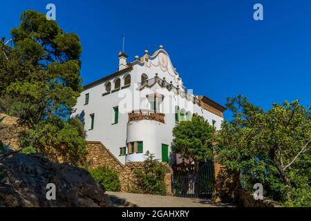 Barcellona, Spagna - 12 aprile 2021 - la famosa Casa Trias all'interno del Parc Guell Foto Stock