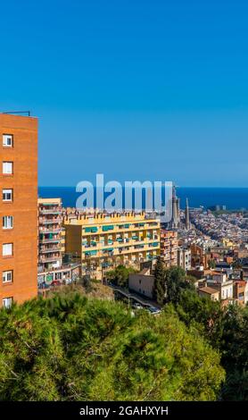 Barcellona, Spagna - 12 aprile 2021 - veduta verticale aerea dello skyline del centro di Barcellona con il Mediterraneo sullo sfondo Foto Stock