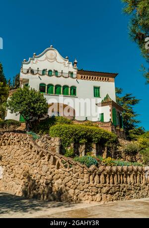 Barcellona, Spagna - 12 aprile 2021 - la famosa Casa Trias all'interno del Parc Guell Foto Stock