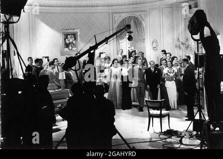 ROSALIND RUSSELL BILLIE BURKE ROBERT MONTGOMERY CHARLES BUTTERWORTH CLARK GABLE E JOAN CRAWFORD CON IL DIRETTORE W.S. VAN DYKE Camera Crew ed Extra durante le riprese di DIMENTICANDO TUTTI GLI ALTRI 1934 regista W.S. La sceneggiatura DI FRANK Cavett E Edward Barry Roberts Joseph L. Mankiewicz vesti Gilbert Adrian Metro Goldwyn Mayer Foto Stock