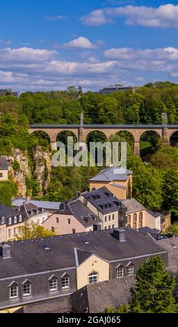 Vista aerea verticale della città di Lussemburgo con la città bassa Foto Stock