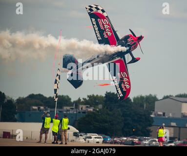 Wisconsin, Stati Uniti. 30 luglio 2021. Oshkosh, la EAA AirVenture, una mostra aerea annuale che riunisce gli appassionati dell'aviazione. 1 agosto 2021. Un aeromobile si esibisce presso la Experimental AirVenture 2021 di Oshkosh, Wisconsin, Stati Uniti, il 30 luglio 2021. L'EAA AirVenture, una fiera aerea annuale che riunisce gli appassionati dell'aviazione, è in corso dal 26 luglio al 1 agosto 2021. Credit: Joel Lerner/Xinhua/Alamy Live News Credit: Xinhua/Alamy Live News Foto Stock