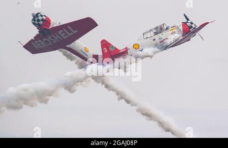 Wisconsin, Stati Uniti. 30 luglio 2021. Oshkosh, la EAA AirVenture, una mostra aerea annuale che riunisce gli appassionati dell'aviazione. 1 agosto 2021. I membri di una squadra aerobica si esibiscono presso la Experimental AirVenture 2021 di Oshkosh, Wisconsin, Stati Uniti, il 30 luglio 2021. L'EAA AirVenture, una fiera aerea annuale che riunisce gli appassionati dell'aviazione, è in corso dal 26 luglio al 1 agosto 2021. Credit: Joel Lerner/Xinhua/Alamy Live News Credit: Xinhua/Alamy Live News Foto Stock