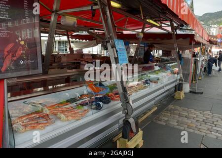 Bergen, Norvegia - 24 maggio 2017: Granchi e altri frutti di mare in mostra al famoso mercato del pesce di Bergen. Foto Stock