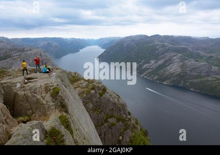 Rogaland, Norvegia - 23 maggio 2017: Gli escursionisti si godono la splendida vista del Lysefjord in una giornata di lavoro dalla roccia Pulpit, Norvegia. Chiamato anche P Foto Stock