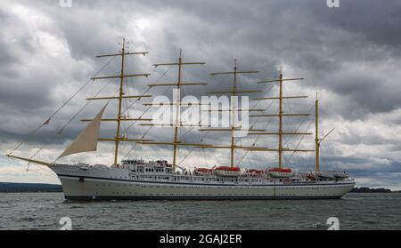 Poole Harbour UK. 29 luglio 2021. SV Golden Horizon è una nave alta con scafo in acciaio a cinque alberi, destinata ad essere utilizzata come nave da crociera Foto Stock