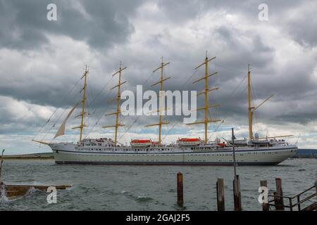 Poole Harbour UK. 29 luglio 2021. SV Golden Horizon è una nave alta con scafo in acciaio a cinque alberi, destinata ad essere utilizzata come nave da crociera Foto Stock