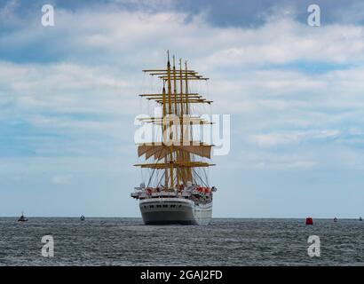 Poole Harbour UK. 29 luglio 2021. SV Golden Horizon è una nave alta con scafo in acciaio a cinque alberi, destinata ad essere utilizzata come nave da crociera Foto Stock