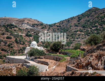 Parete bianca cappella ortodossa orientale nella montagna Naxos, Cicladi, Grecia. Foto Stock