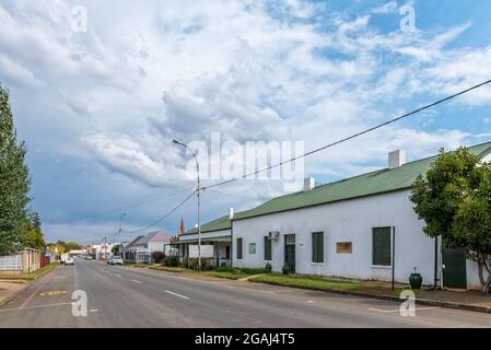 BURGERSDORP, SUDAFRICA - 22 APRILE 2021: Una scena di strada, con il centro di informazione e il museo nella vecchia scuola teologica bulding, a Burgersdo Foto Stock