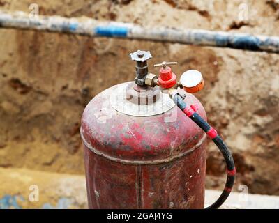 Saldatrice a bombola di gas. Autogen. Riparazione del condotto di riscaldamento. Foto Stock