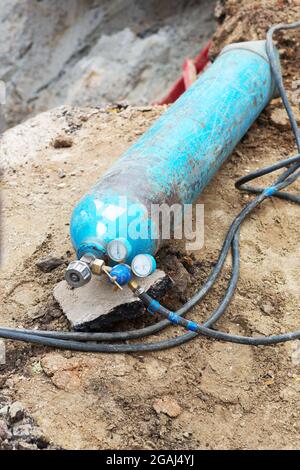 Saldatrice a bombola di gas. Autogen. Riparazione del condotto di riscaldamento. Foto Stock