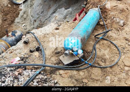 Saldatrice a bombola di gas. Autogen. Riparazione del condotto di riscaldamento. Foto Stock